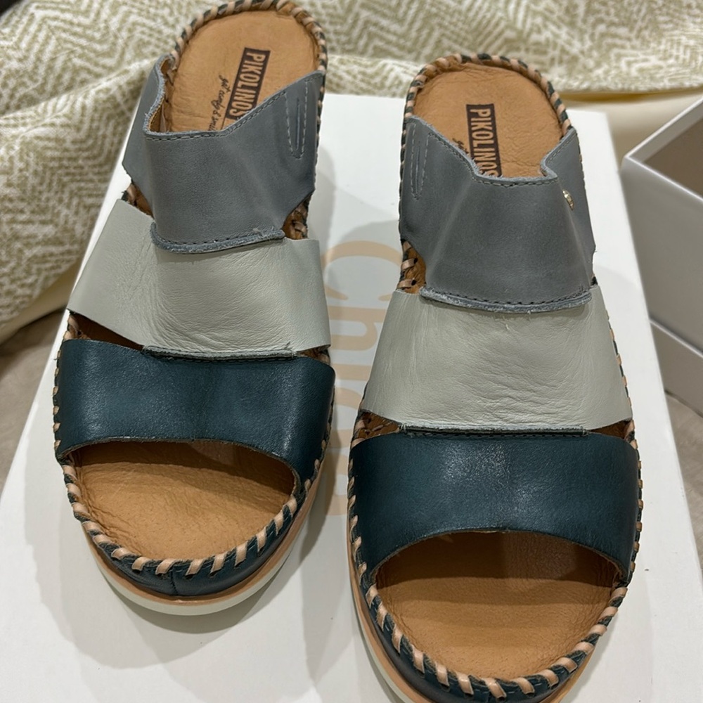 Pikolinos leather wedges